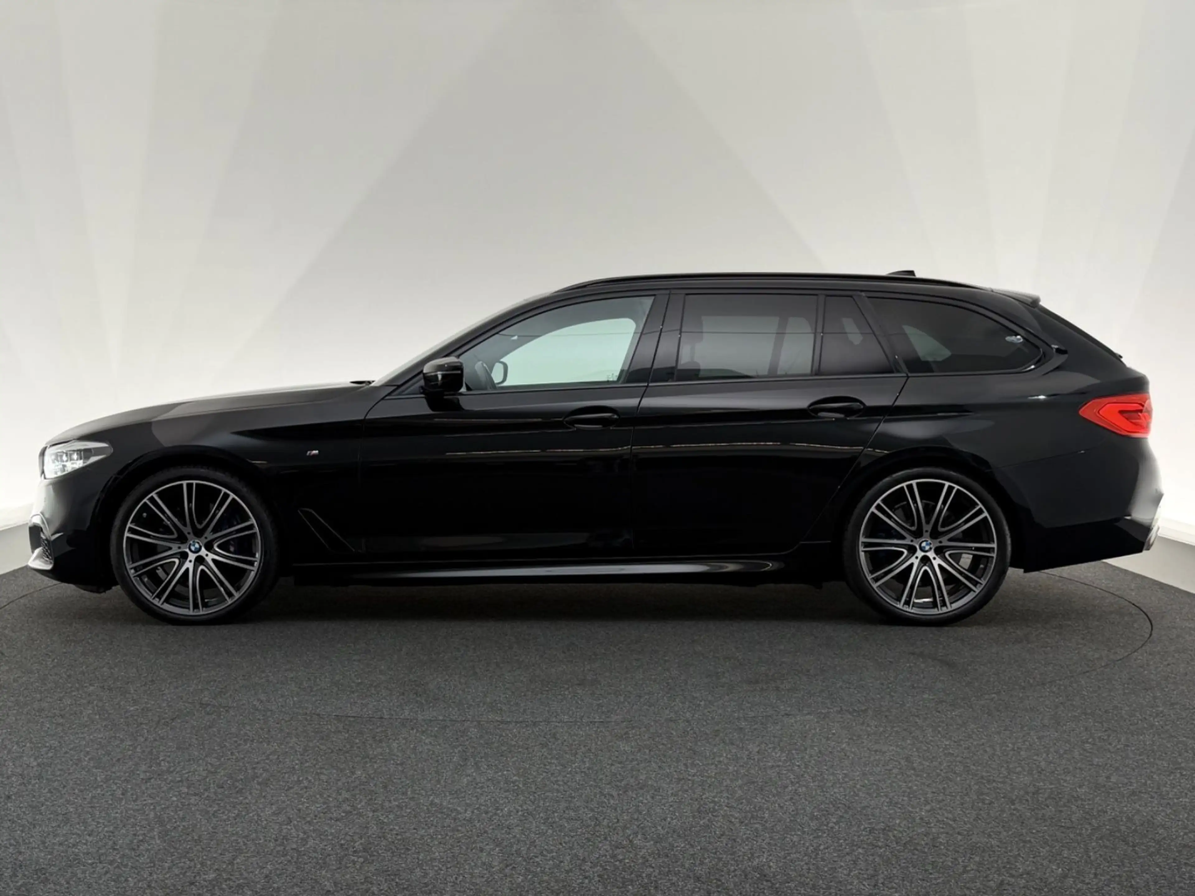 BMW 540 i Touring xDr*M SPORT*LED-R.KAM-HUD-SHZ-HiFi — photo 4