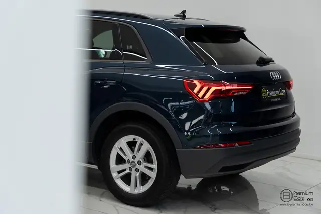 Audi Q3 view 11
