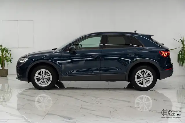 Audi Q3 view 8