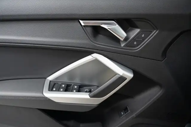 Audi Q3 view 28