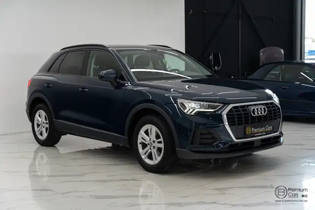 Audi Q3 view 5