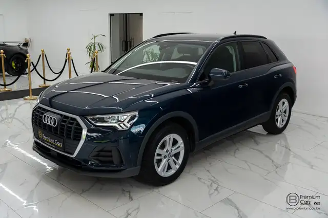 Audi Q3 view 3