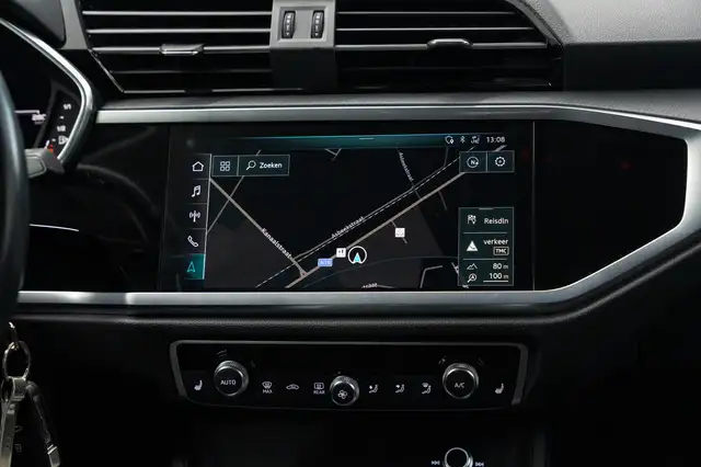 Audi Q3 view 21