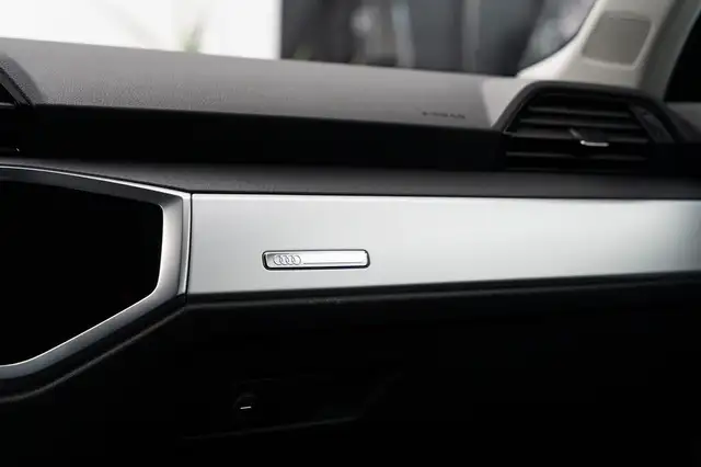 Audi Q3 view 23