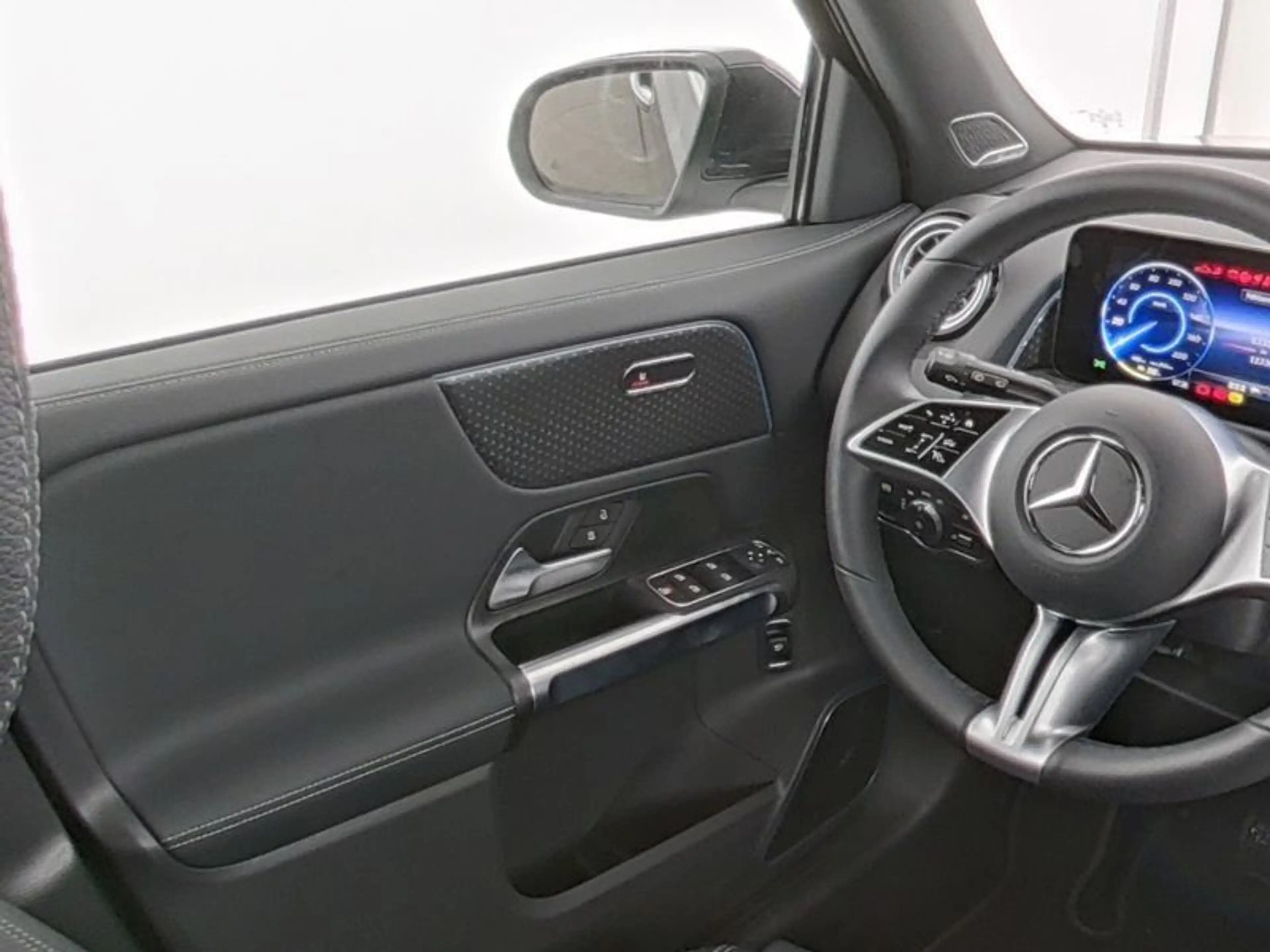 Mercedes-Benz EQB 300 4M PROG-ADV+ PANO FAP AHK BURMESTER WDGS — photo 6