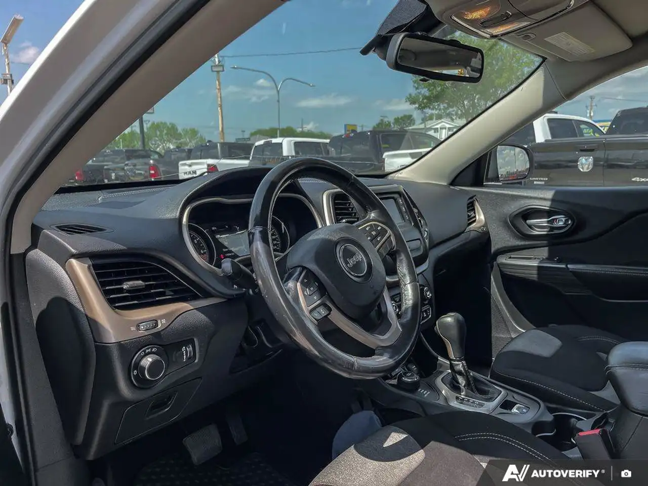 Jeep Cherokee photo Jeep Cherokee