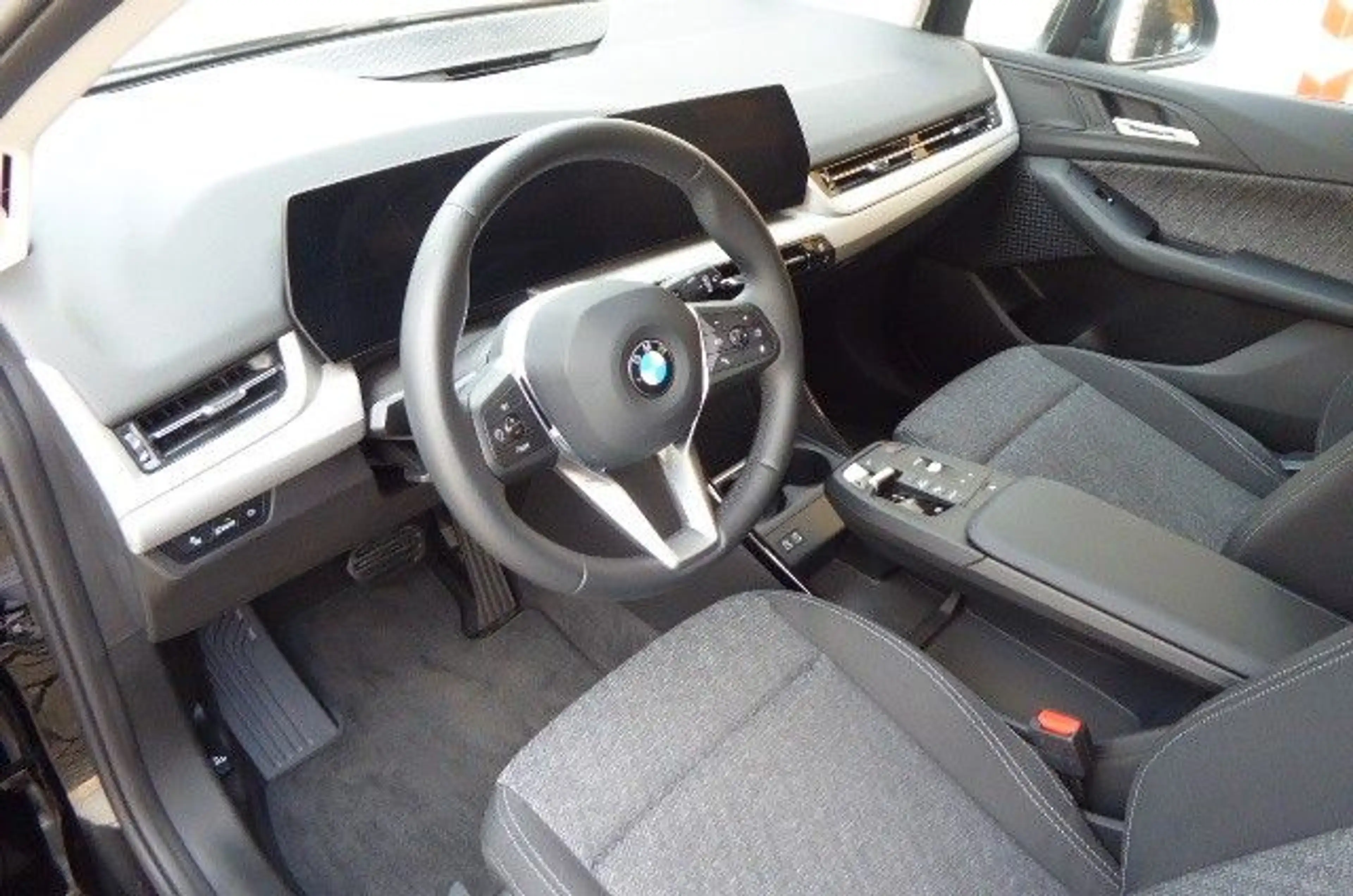 BMW 216 Active Tourer Smartphone Integration (Apple — photo 14