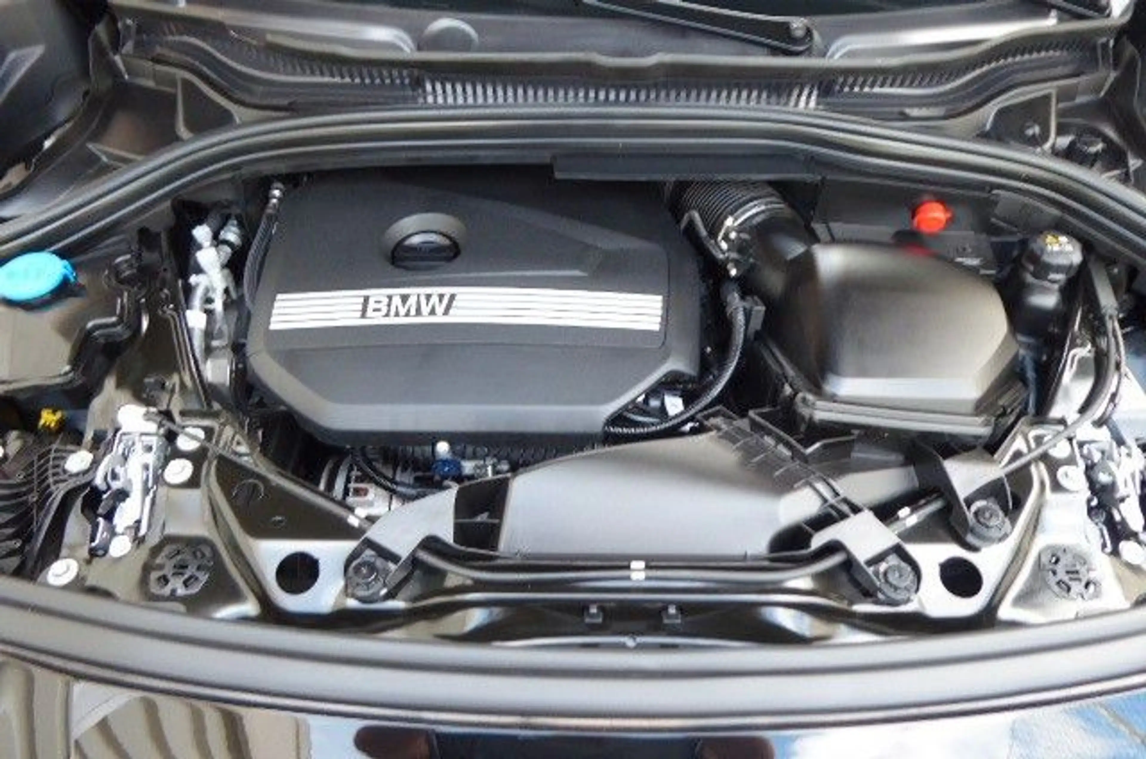 BMW 216 Active Tourer Smartphone Integration (Apple — photo 5