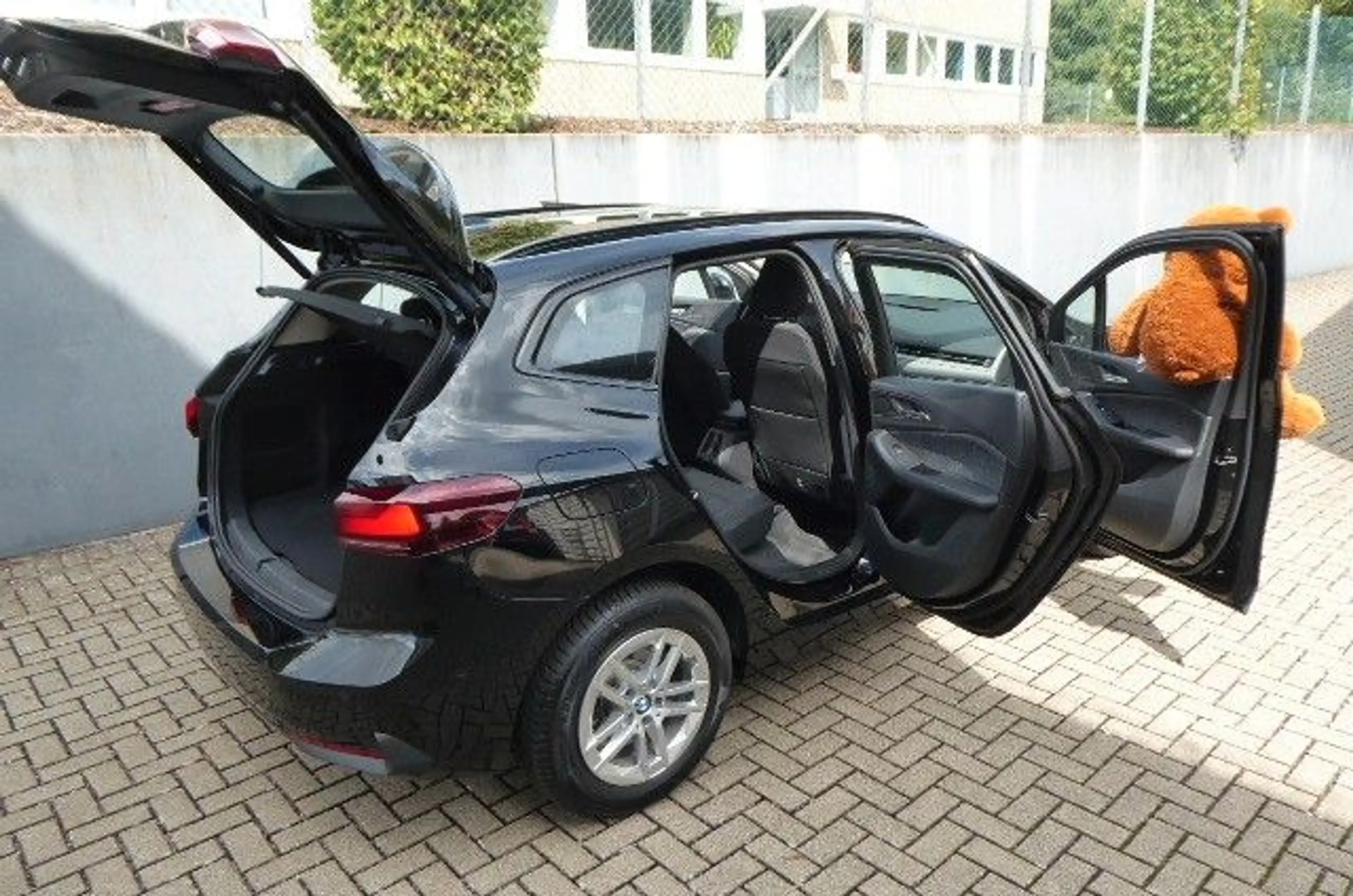 BMW 216 Active Tourer Smartphone Integration (Apple — photo 12