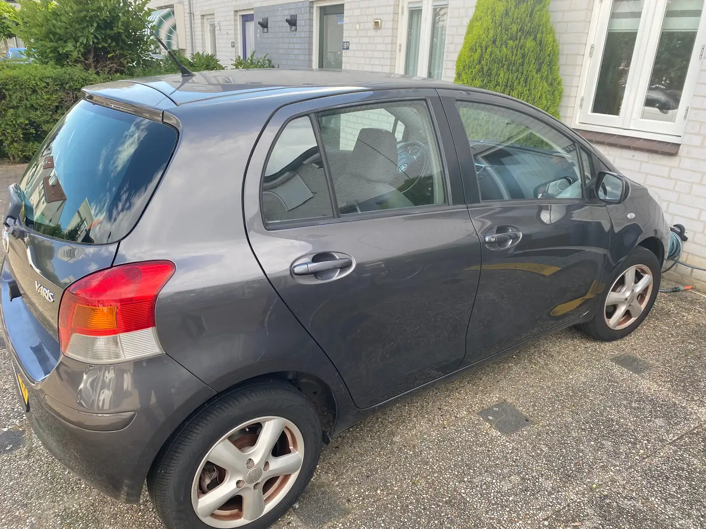 Toyota Yaris Yaris 1.3 VVTi Aspiration Grijs - 2