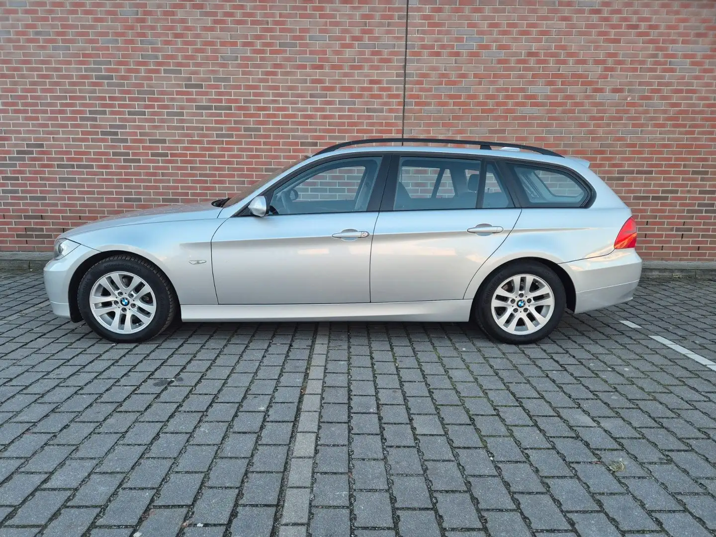 BMW 320 i Touring E91, AUTOMATIK, NAVI, XENON, 1.HAND Silber - 2