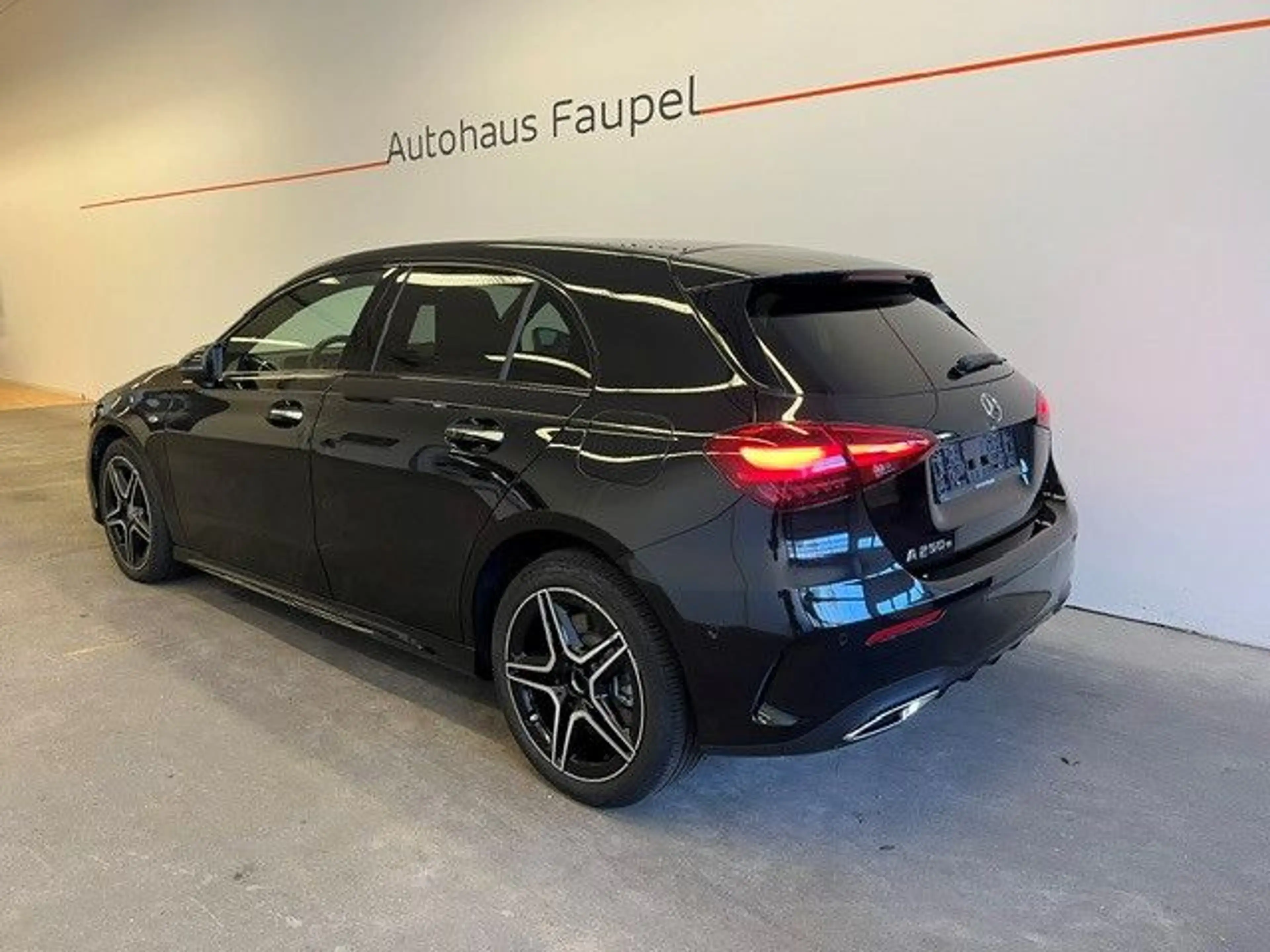 Mercedes-Benz A 250 e AMG-Line Panorama Distronic Keyless Go — photo 2