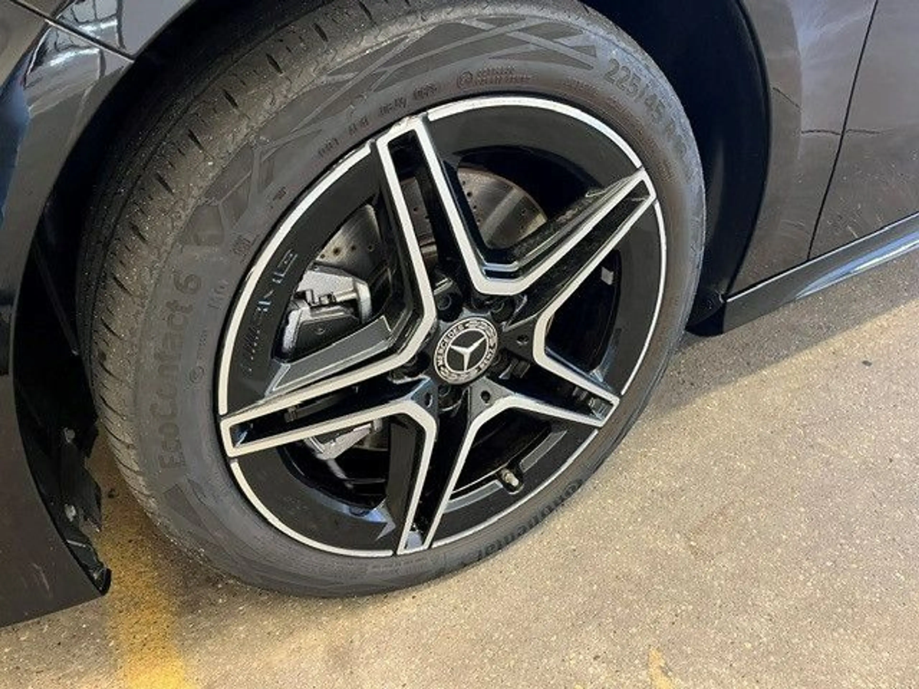 Mercedes-Benz A 250 e AMG-Line Panorama Distronic Keyless Go — photo 15