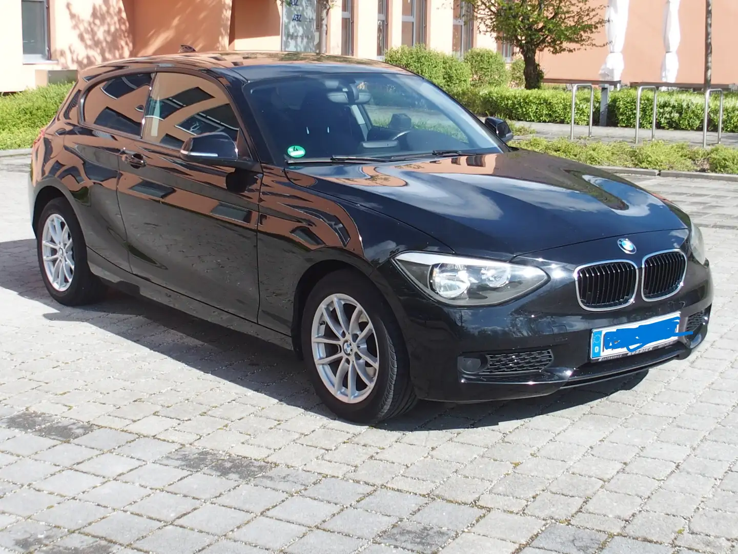 BMW 114 114i crna - 2