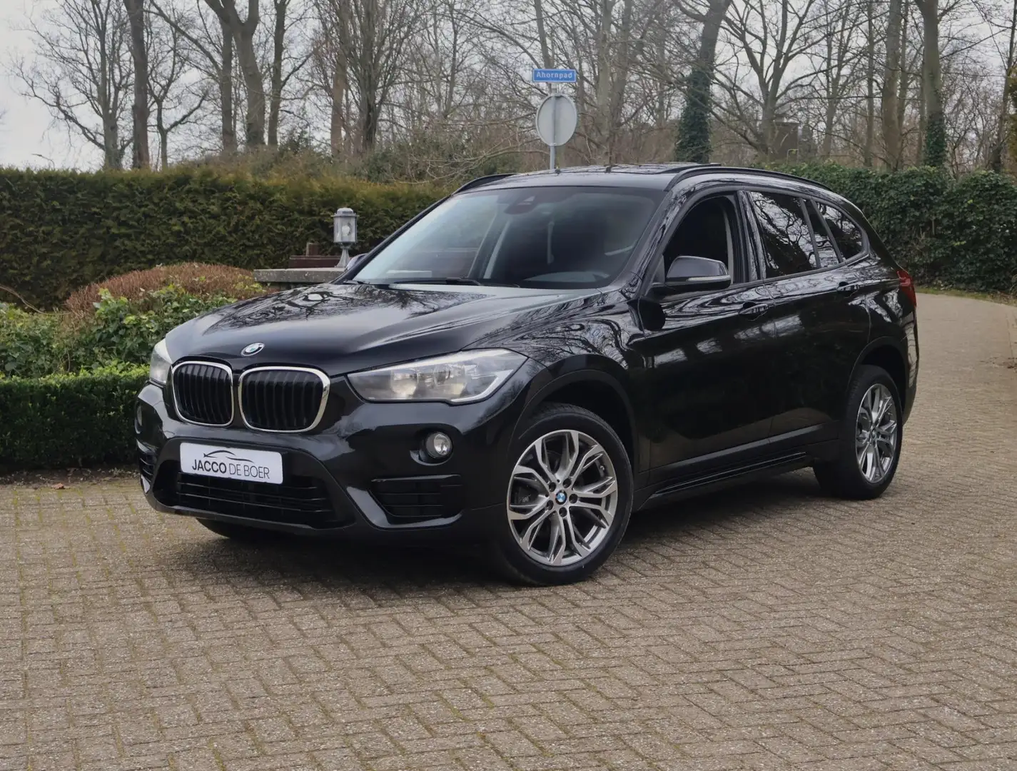 BMW X1 SDrive18i SportLine Panodak/Navi/Stoelverw/Sportst Zwart - 1