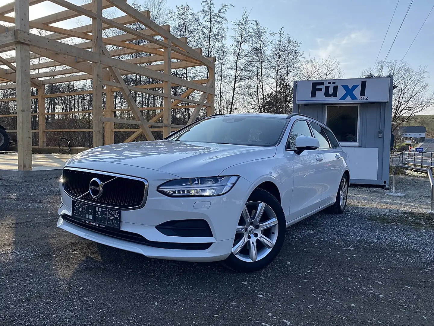 Volvo V90 D3 AWD Kinetic Geartronic Weiß - 1