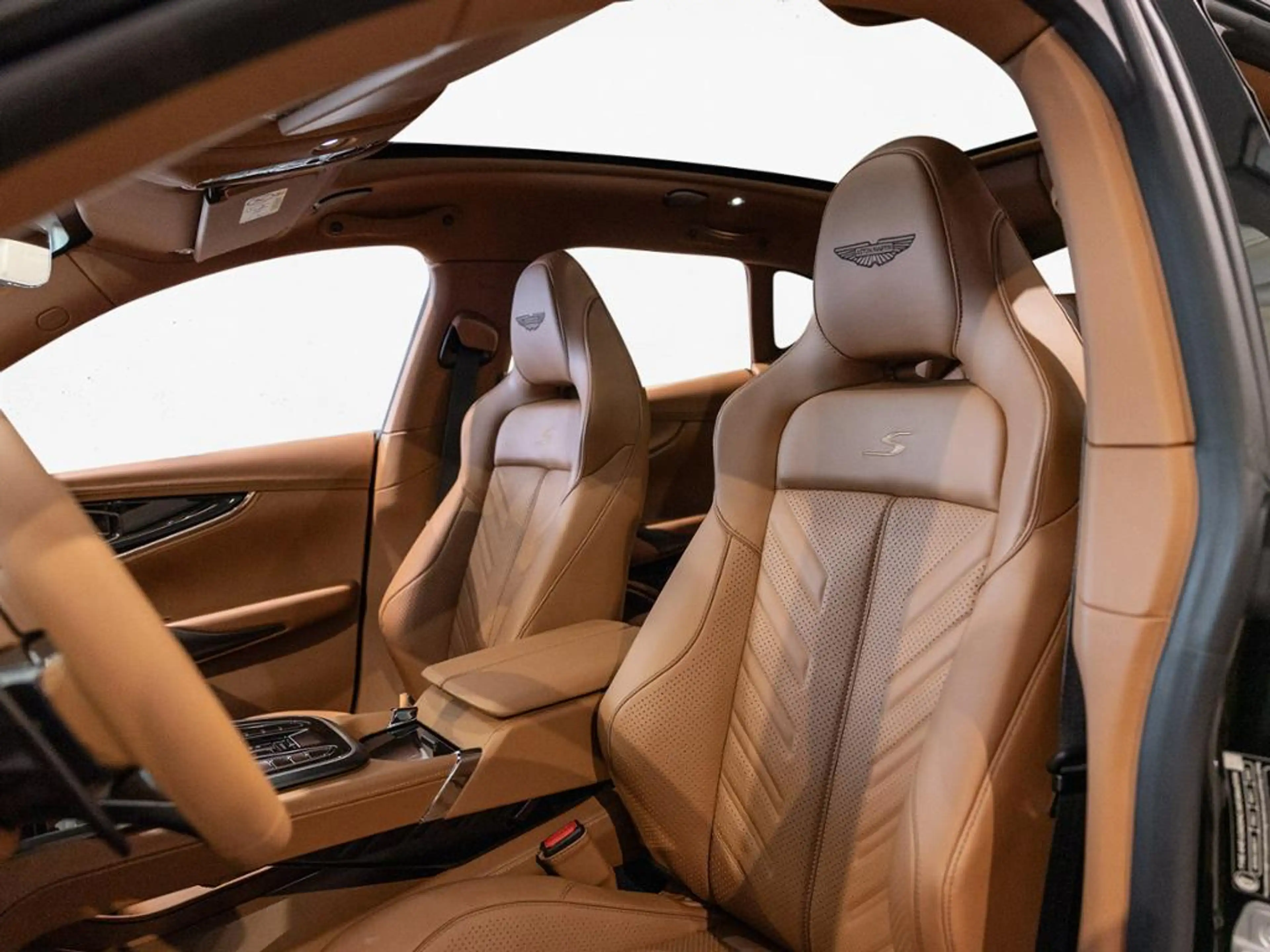 Aston Martin DBX S Aston Martin Hamburg — photo 13