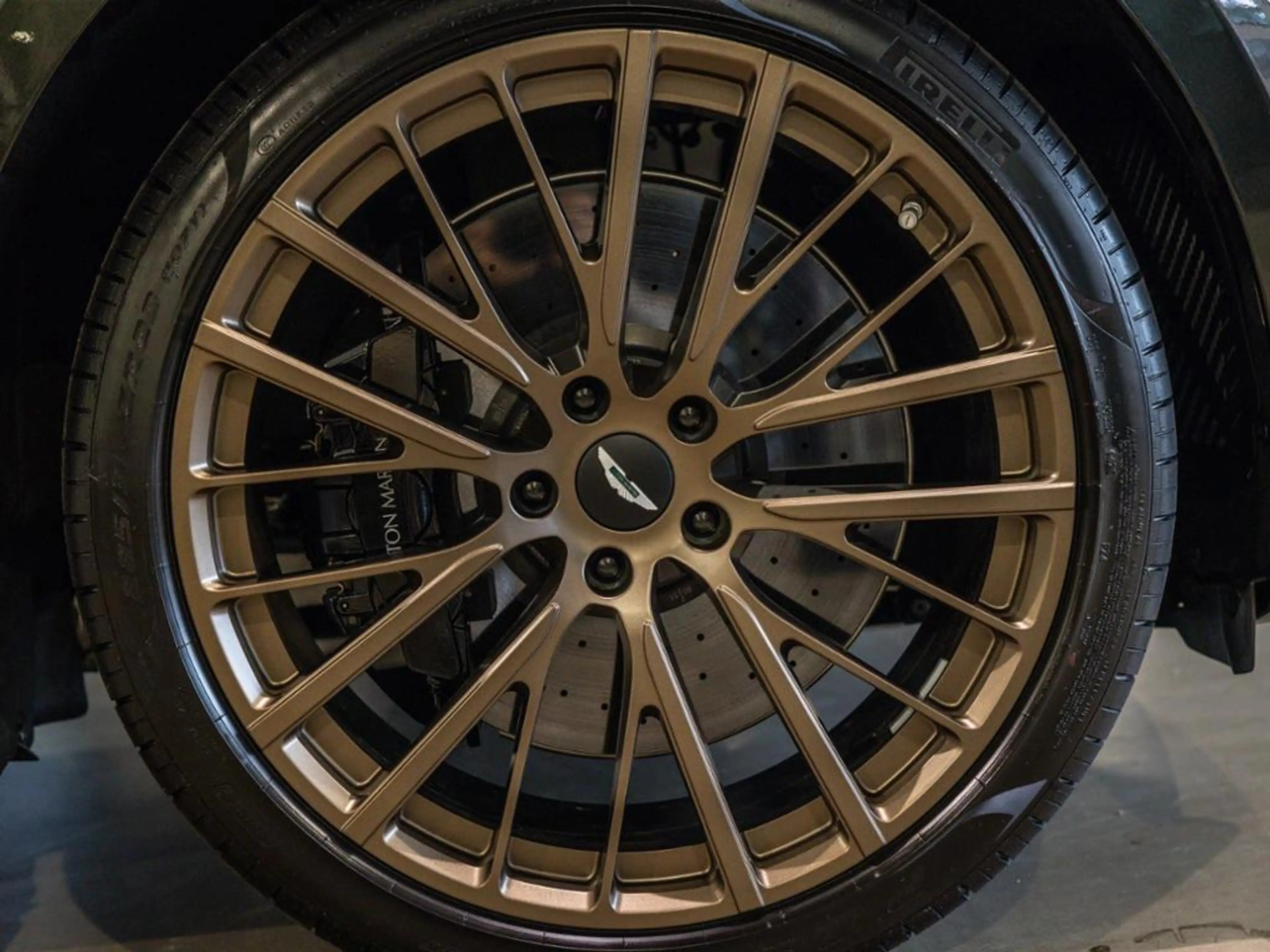 Aston Martin DBX S Aston Martin Hamburg — photo 5