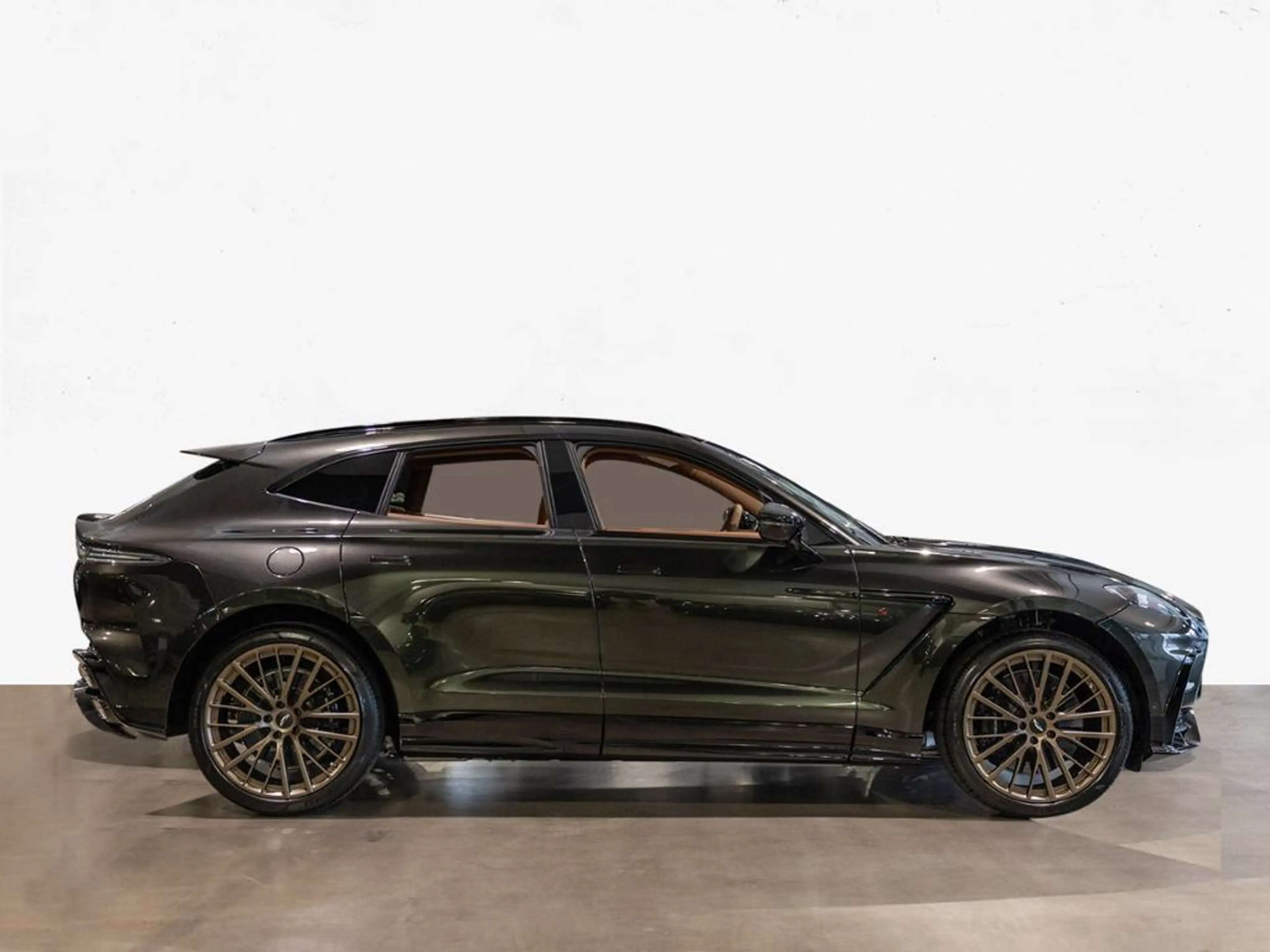 Aston Martin DBX S Aston Martin Hamburg — photo 15
