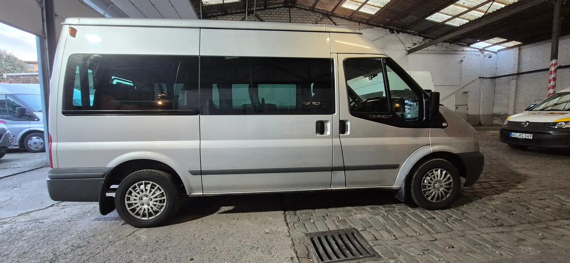 Ford Tourneo T 300 Grau - 2