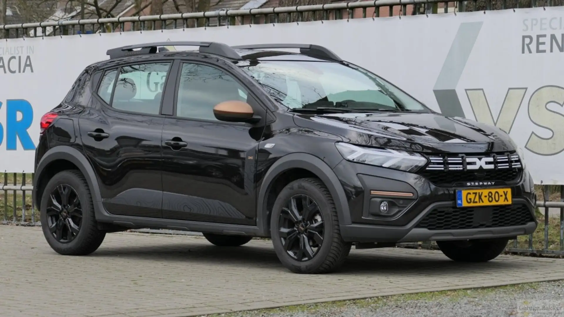 Dacia Sandero Stepway TCe 110 Extreme Zwart - 1