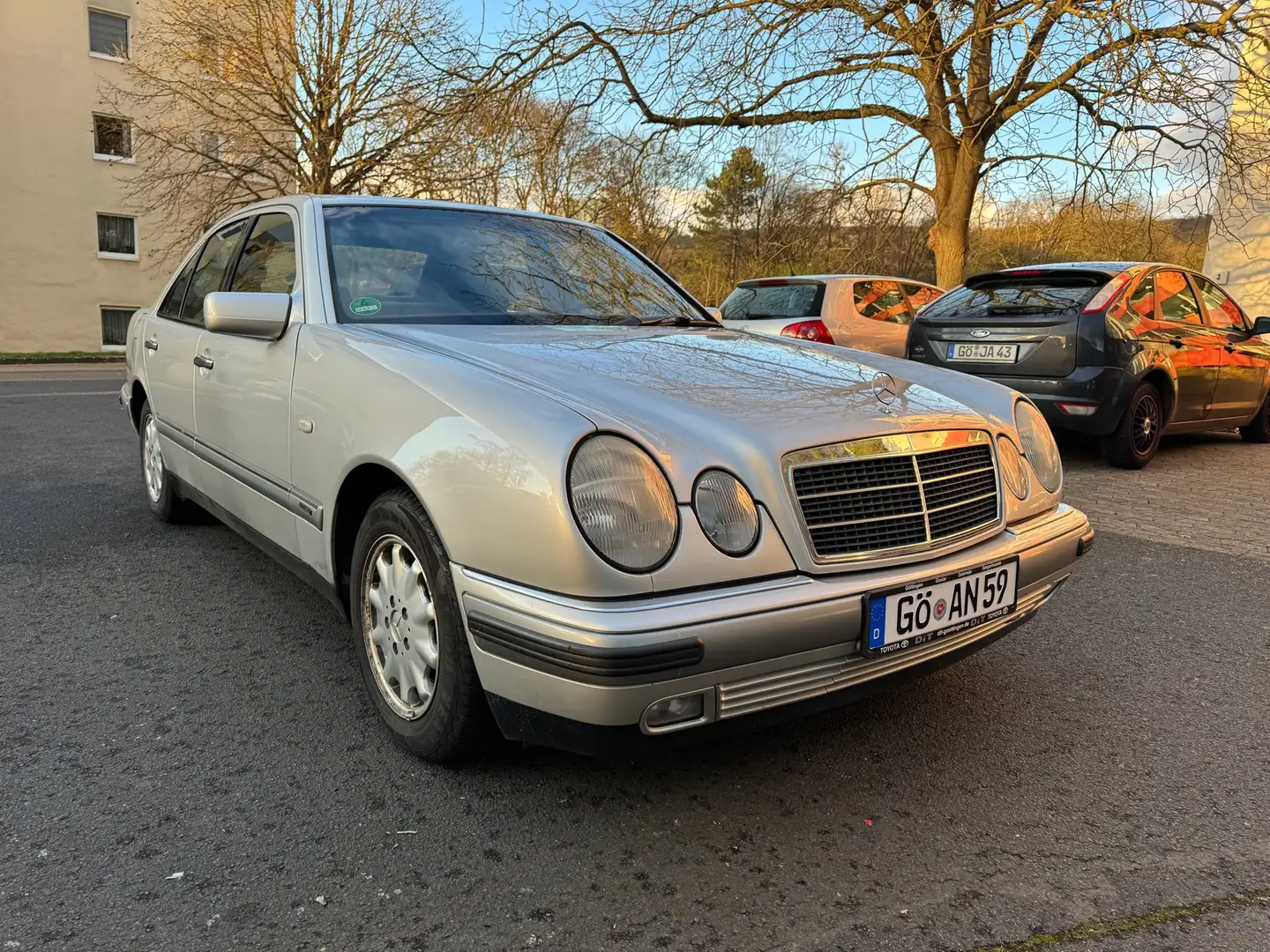 Mercedes-Benz E 230 Elegance Silber - 2
