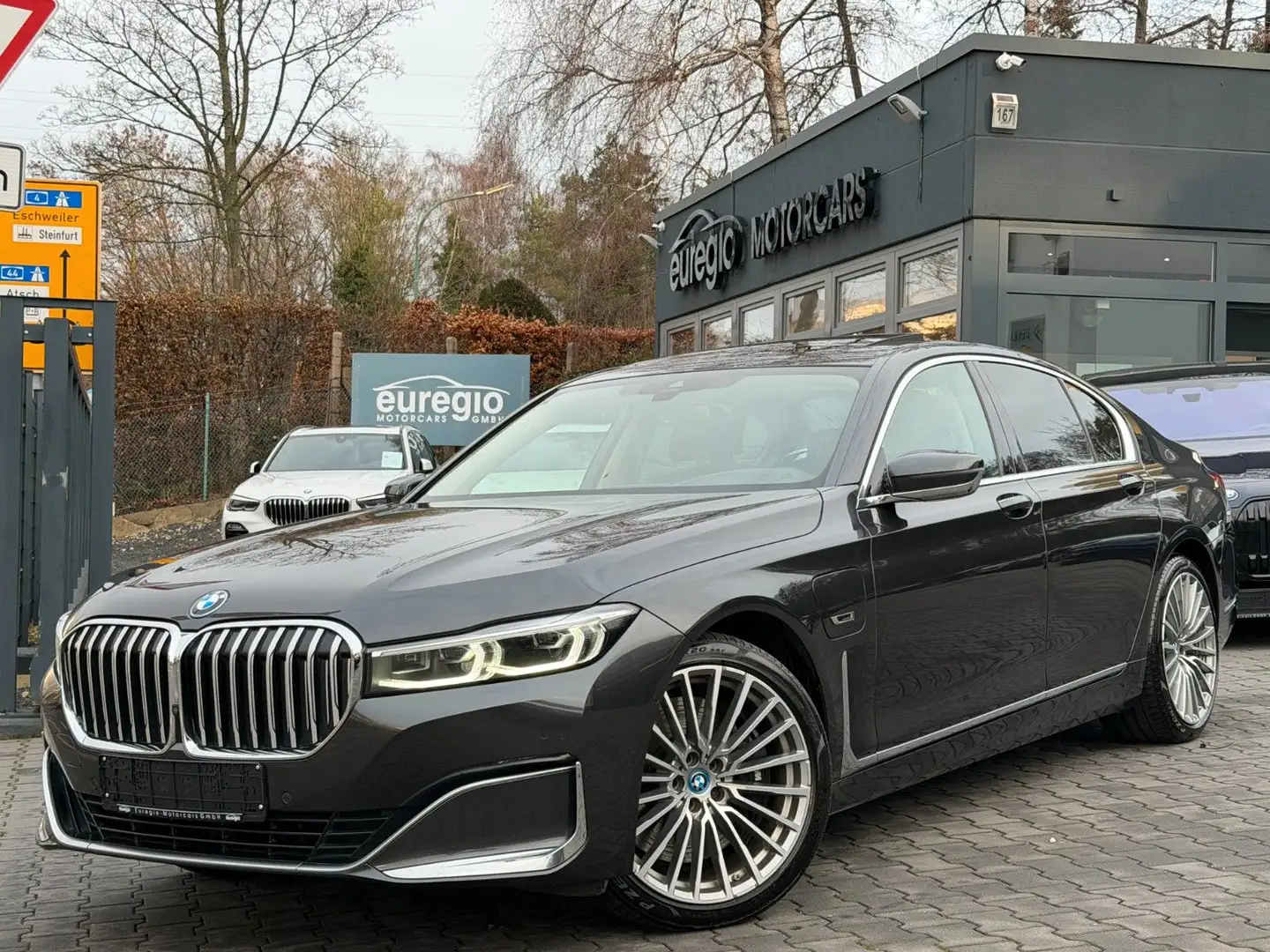 BMW 745 e Aut. -1 Hand - Soft-Close -Harman-Kardon / Grau - 1