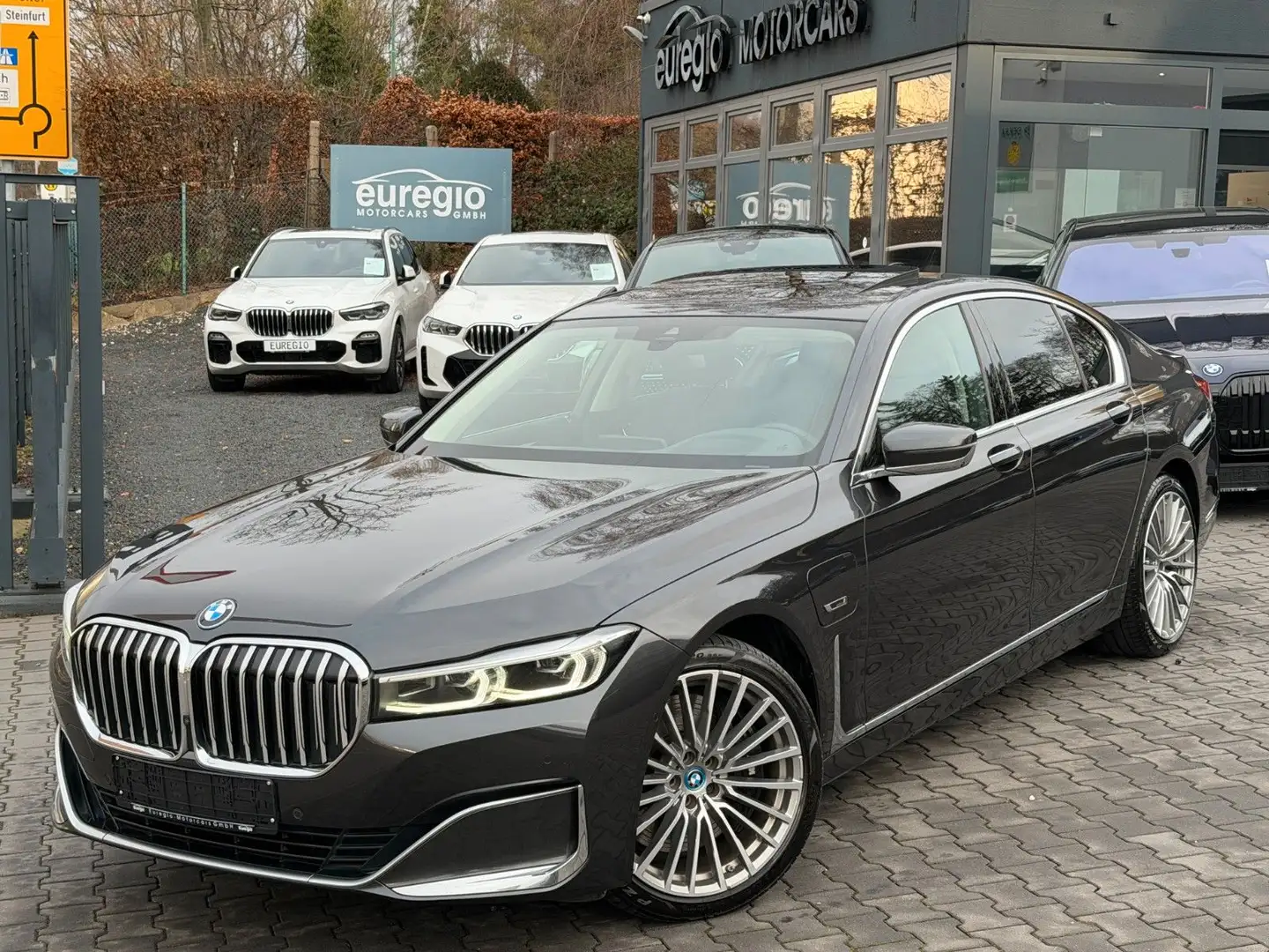 BMW 745 e Aut. -1 Hand - Soft-Close -Harman-Kardon / Grau - 2