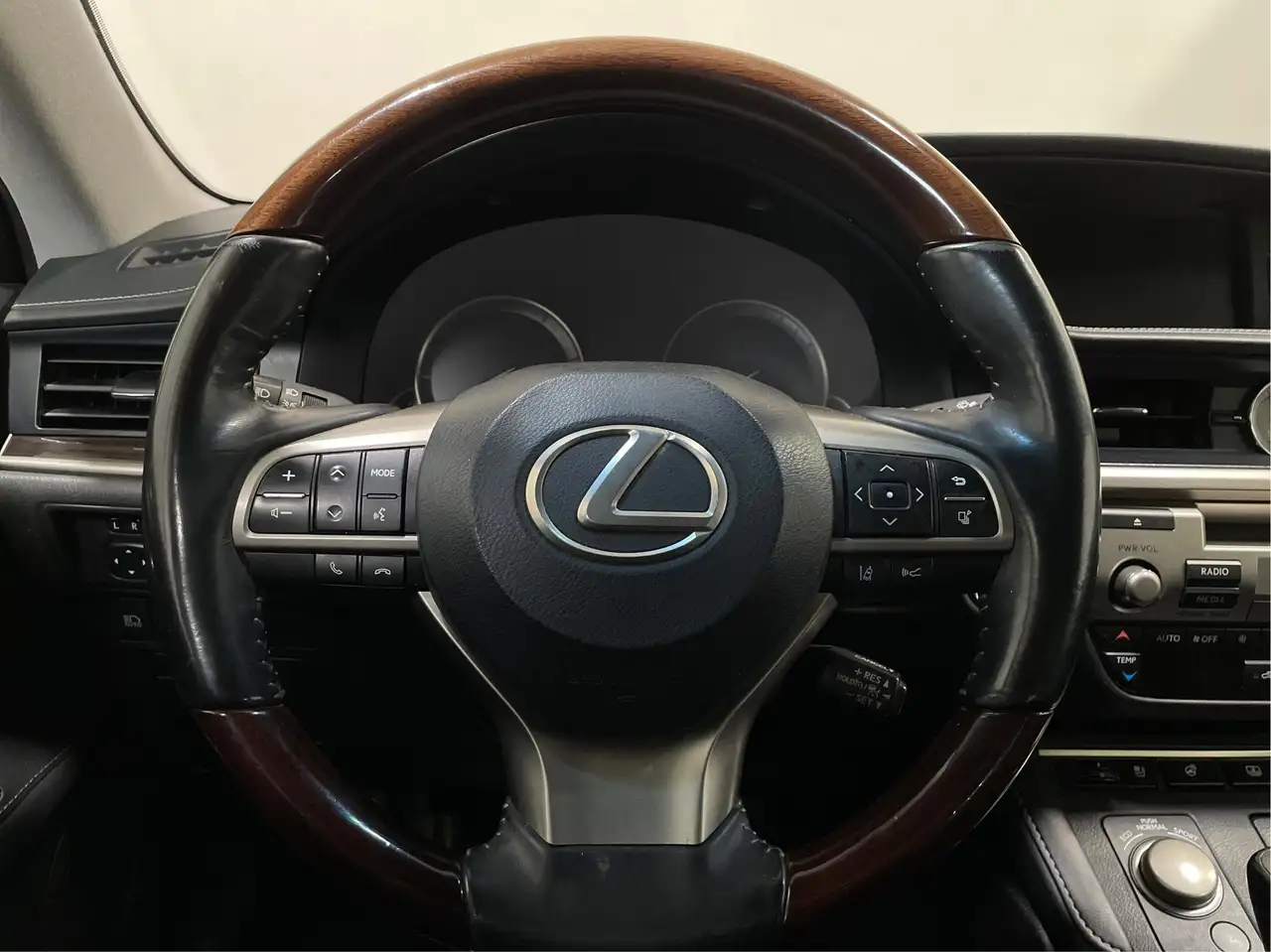 Lexus ES снимка Lexus ES
