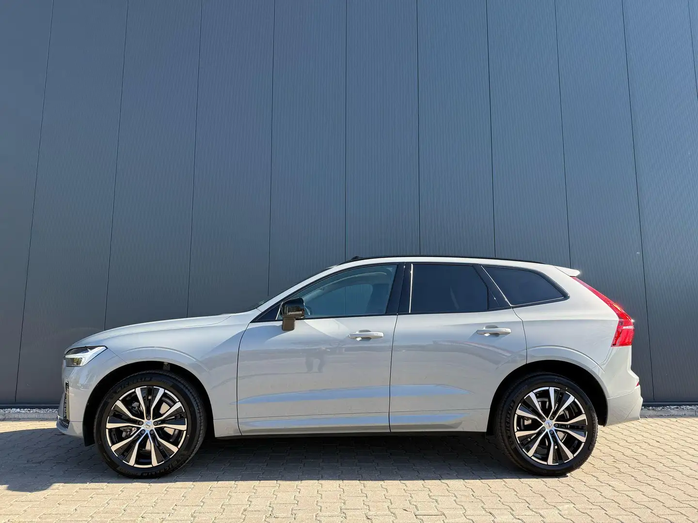 Volvo XC60 B4 Plus dark / vol leer / pano / H&K / cam Gris - 2