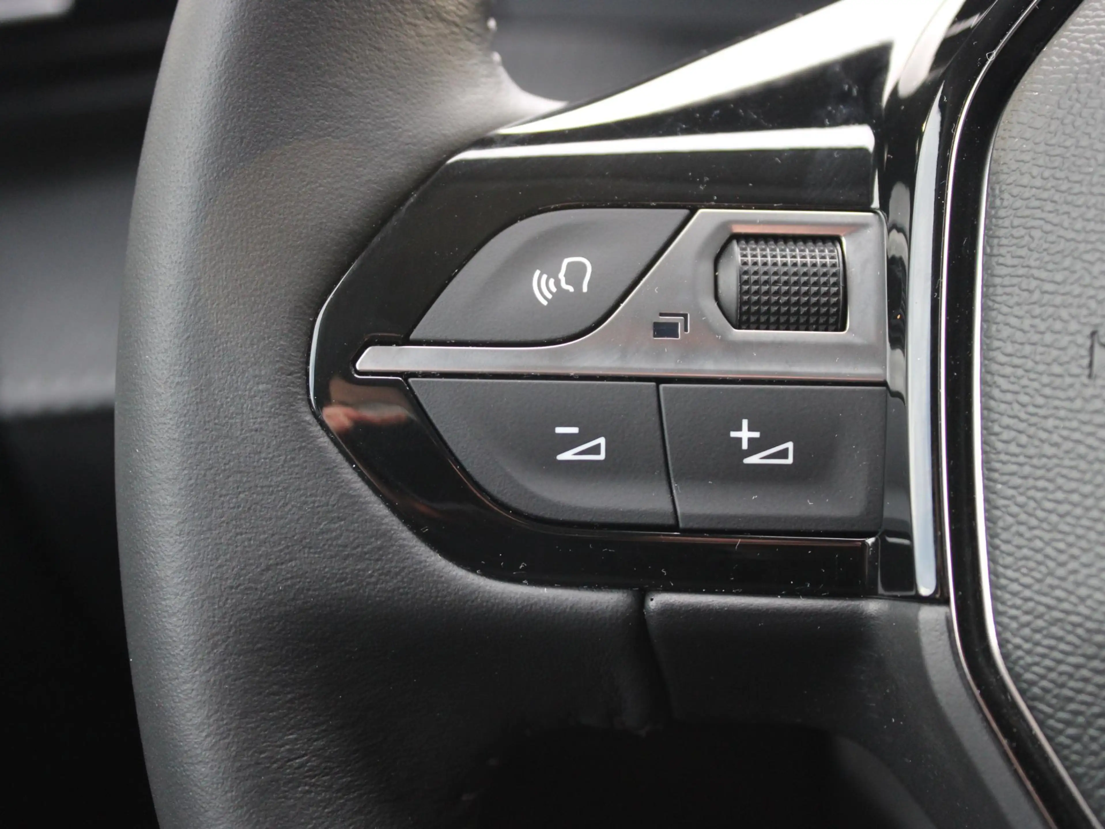 Peugeot e-208 EV Allure Pack 50 kWh CAMERA/STOELVERW./NAVI — photo 10