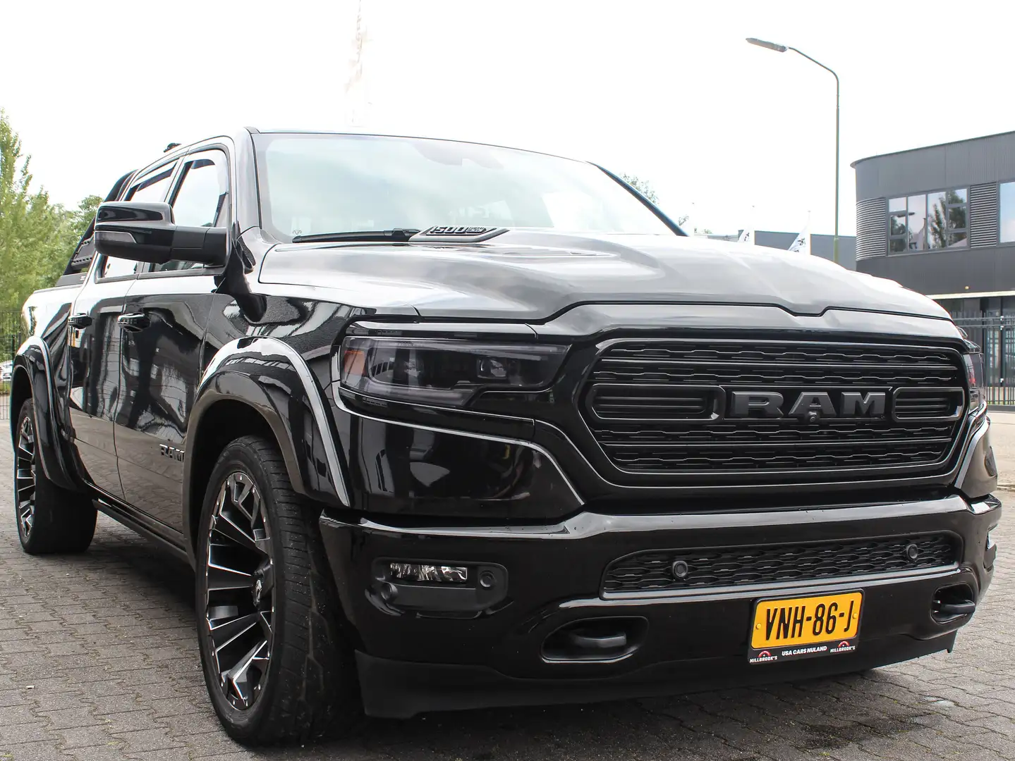 Dodge RAM RAM+5.7+V8+CC+Limit. Zwart - 1