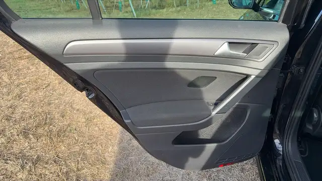 Volkswagen Golf view 9