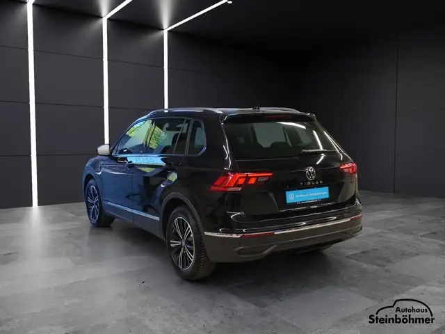 Volkswagen Tiguan view 4