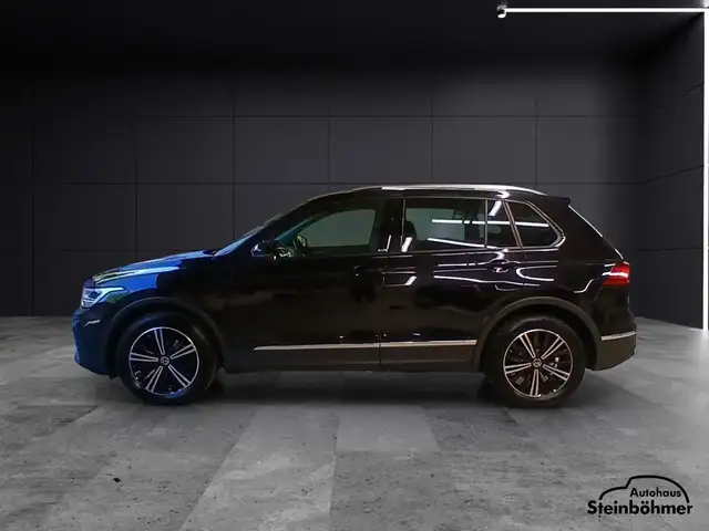 Volkswagen Tiguan view 3