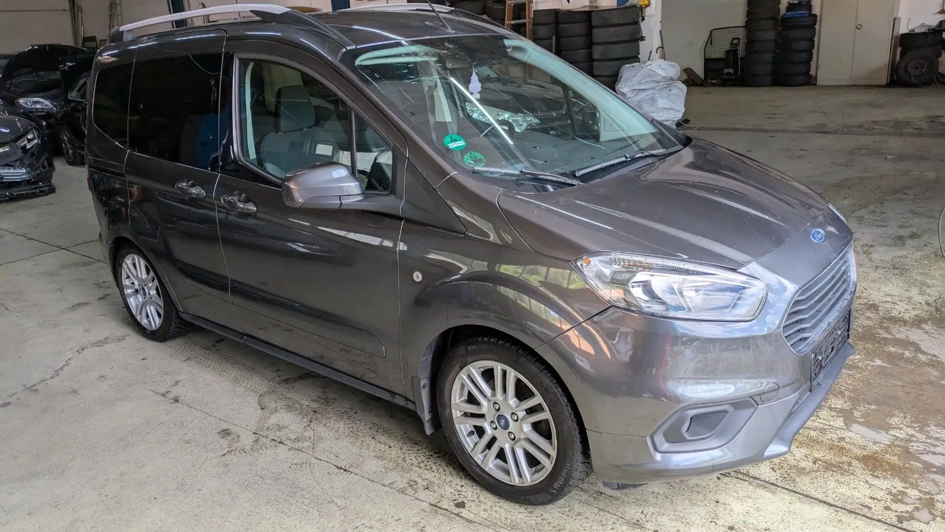 Ford Tourneo Courier Titanium Gris - 1