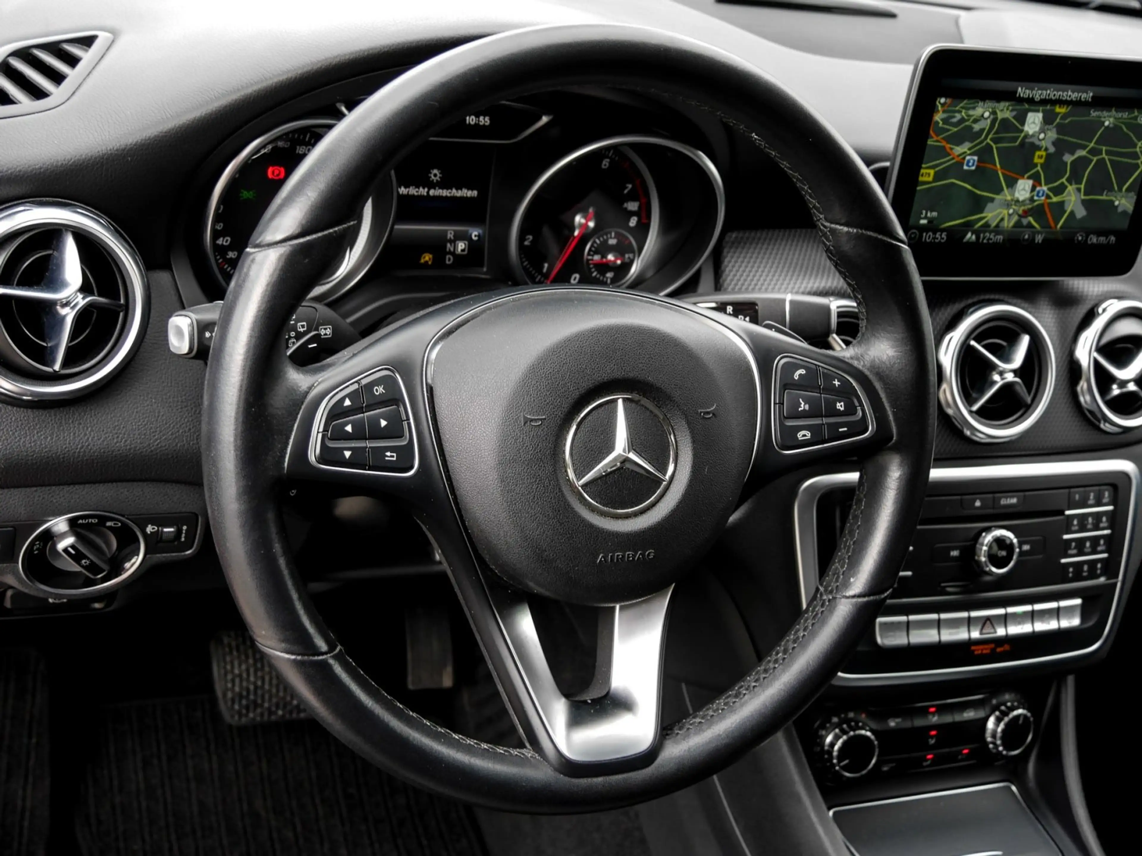 Mercedes-Benz GLA 180 — photo 10