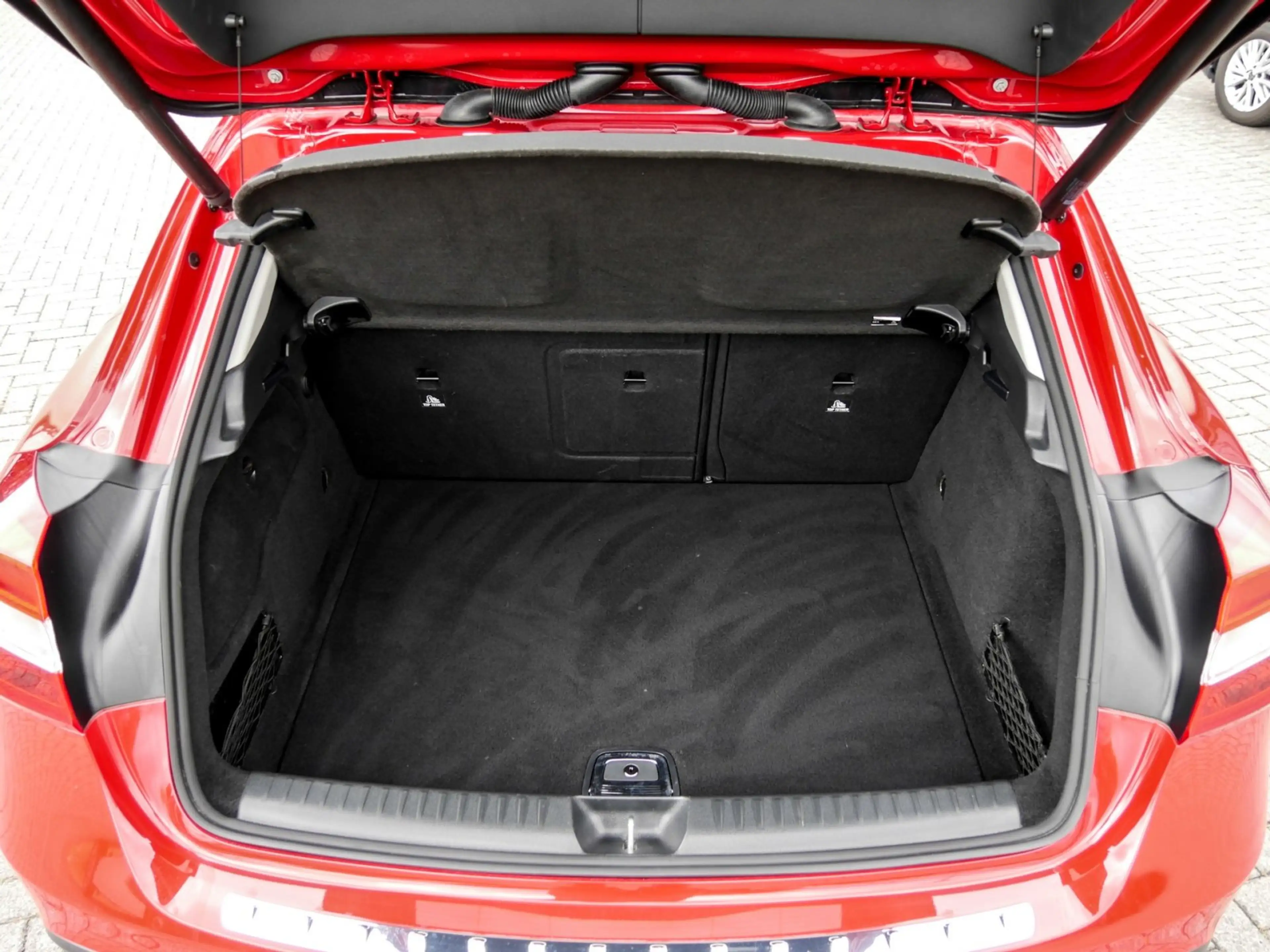 Mercedes-Benz GLA 180 — photo 12