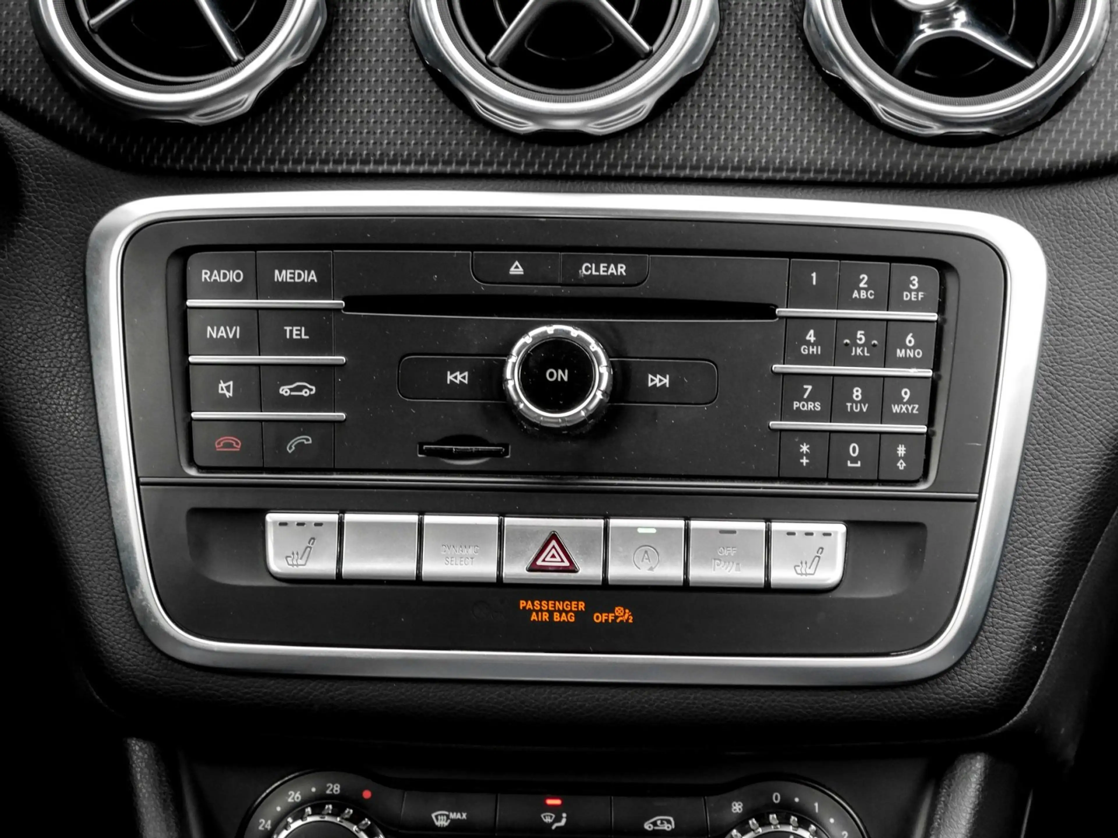 Mercedes-Benz GLA 180 — photo 8
