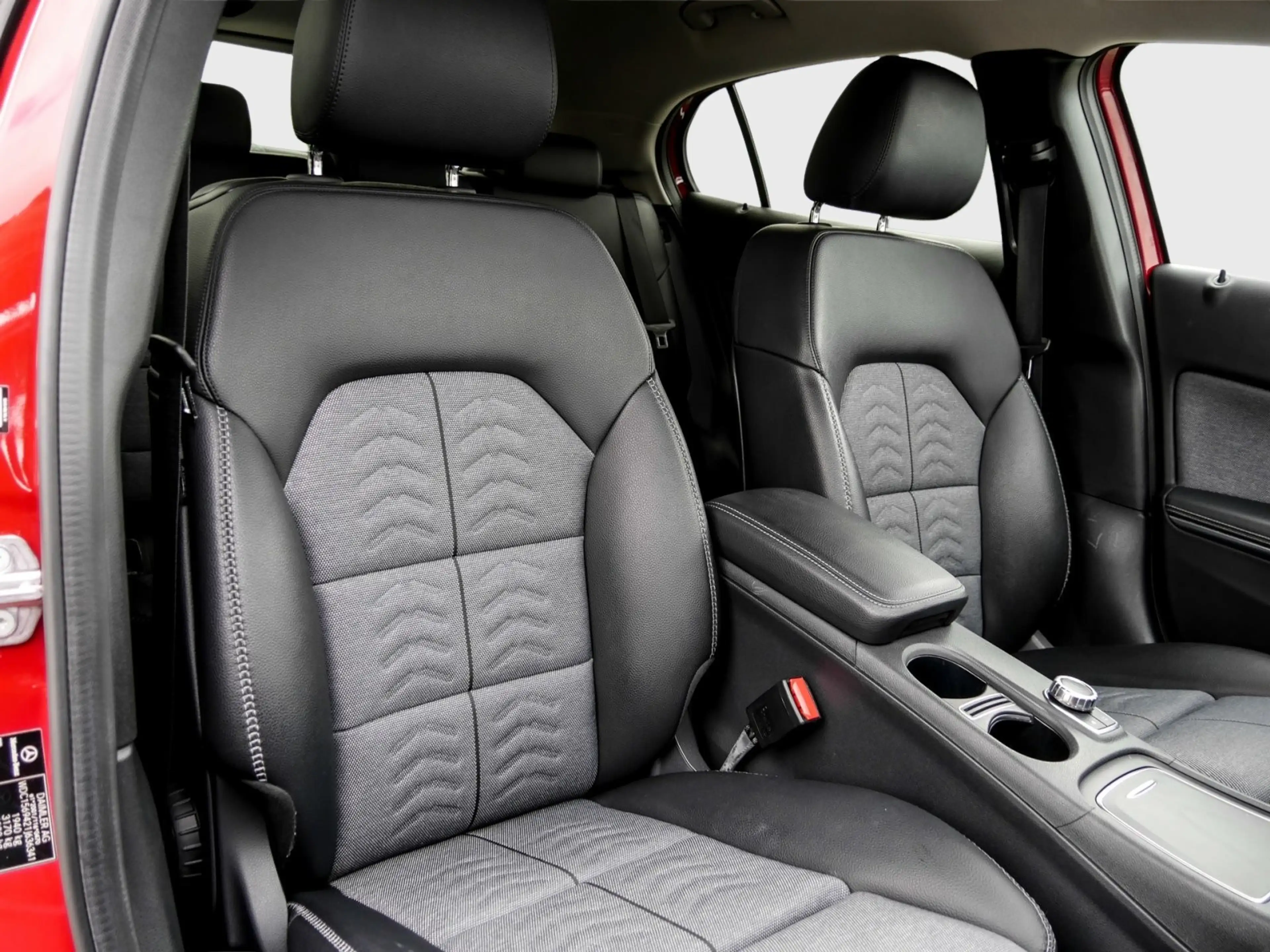 Mercedes-Benz GLA 180 — photo 6