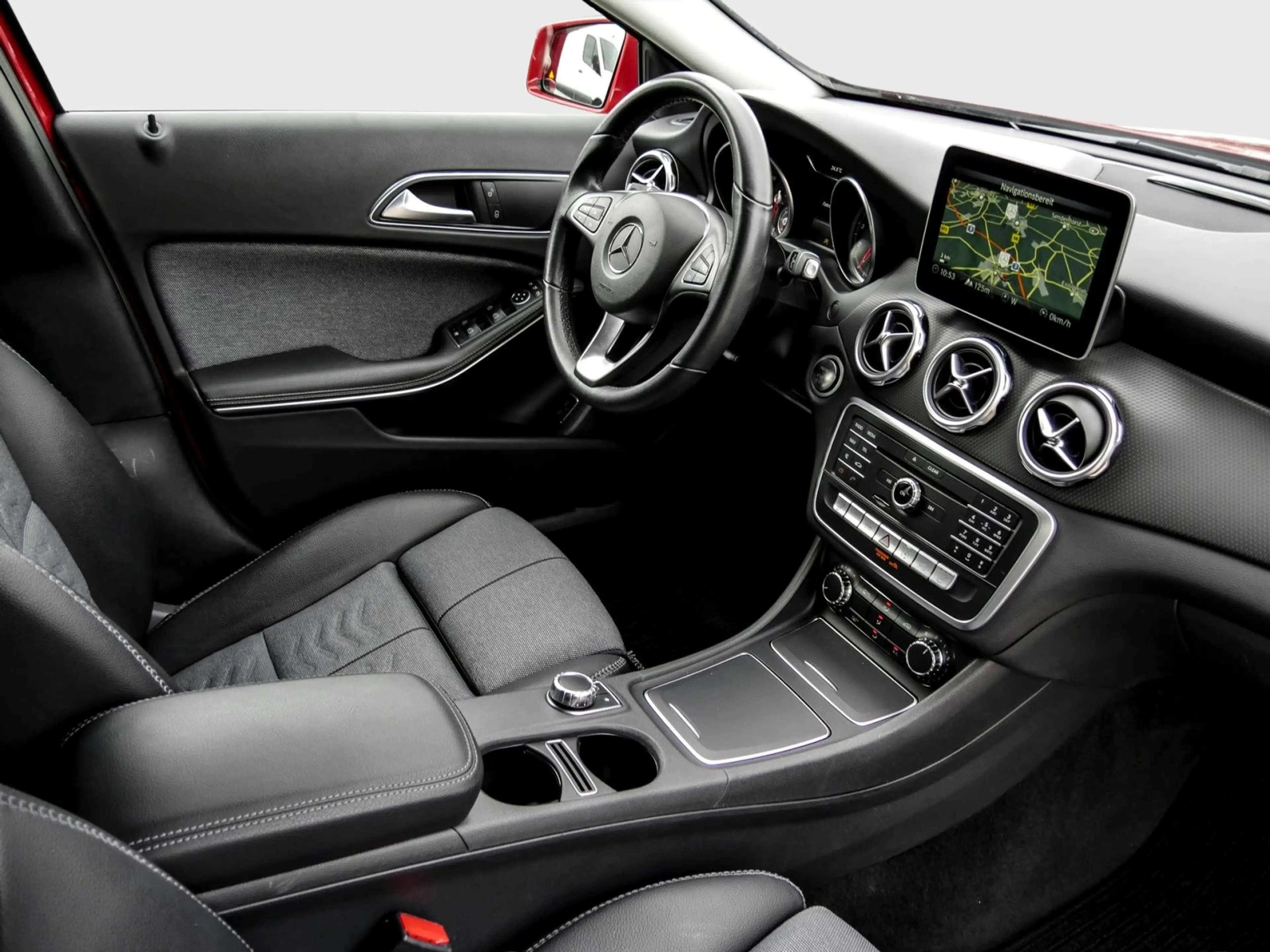 Mercedes-Benz GLA 180 — photo 3