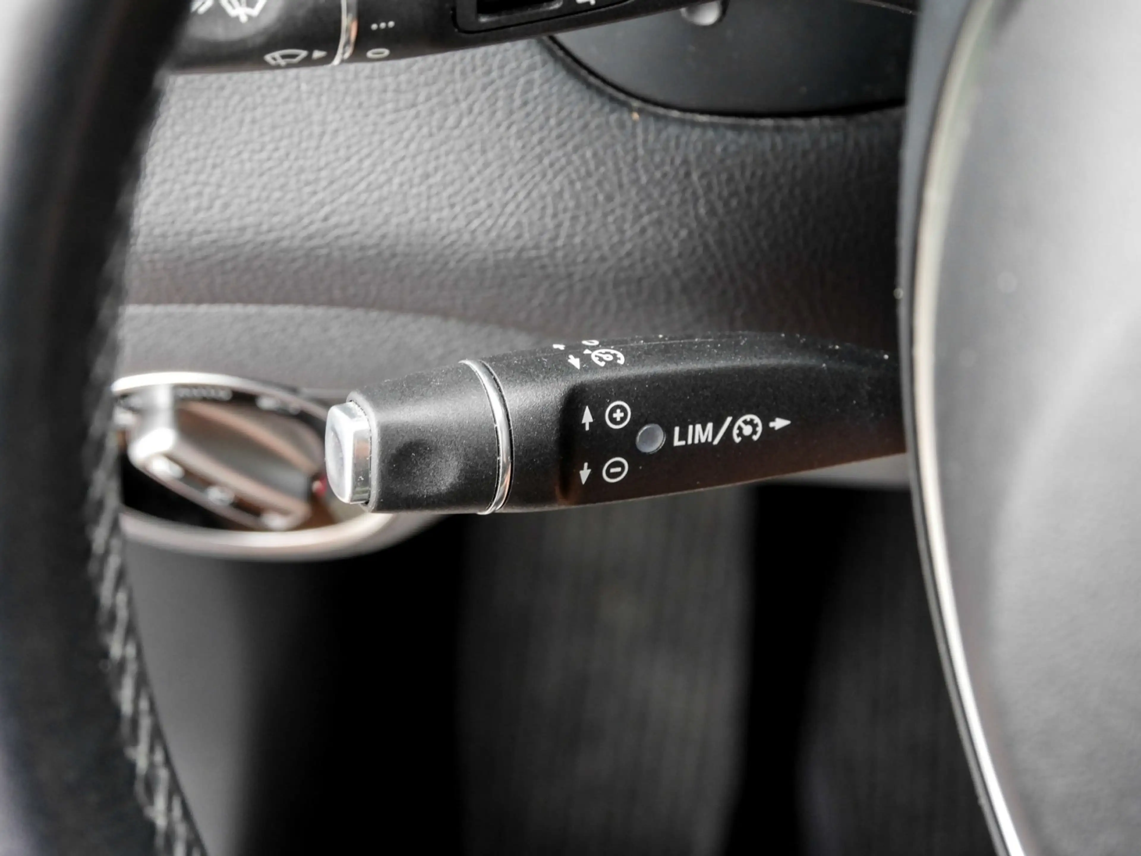 Mercedes-Benz GLA 180 — photo 14
