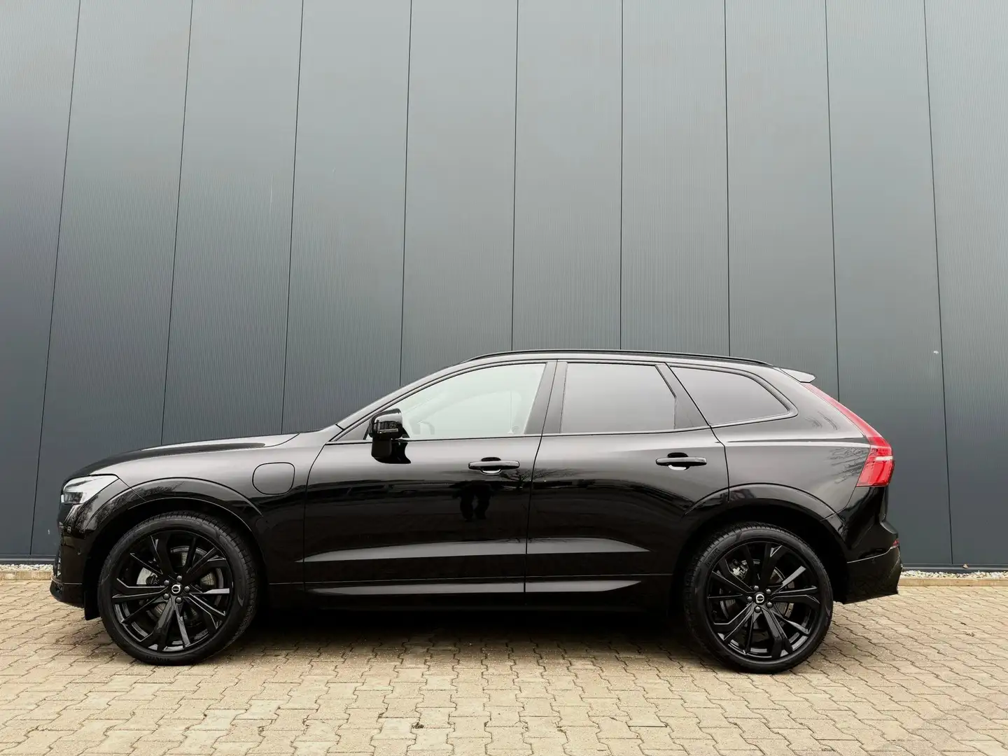 Volvo XC60 2.0 T8 hybrid AWD Ultimate Black Edition B&W Tr.hk Schwarz - 2
