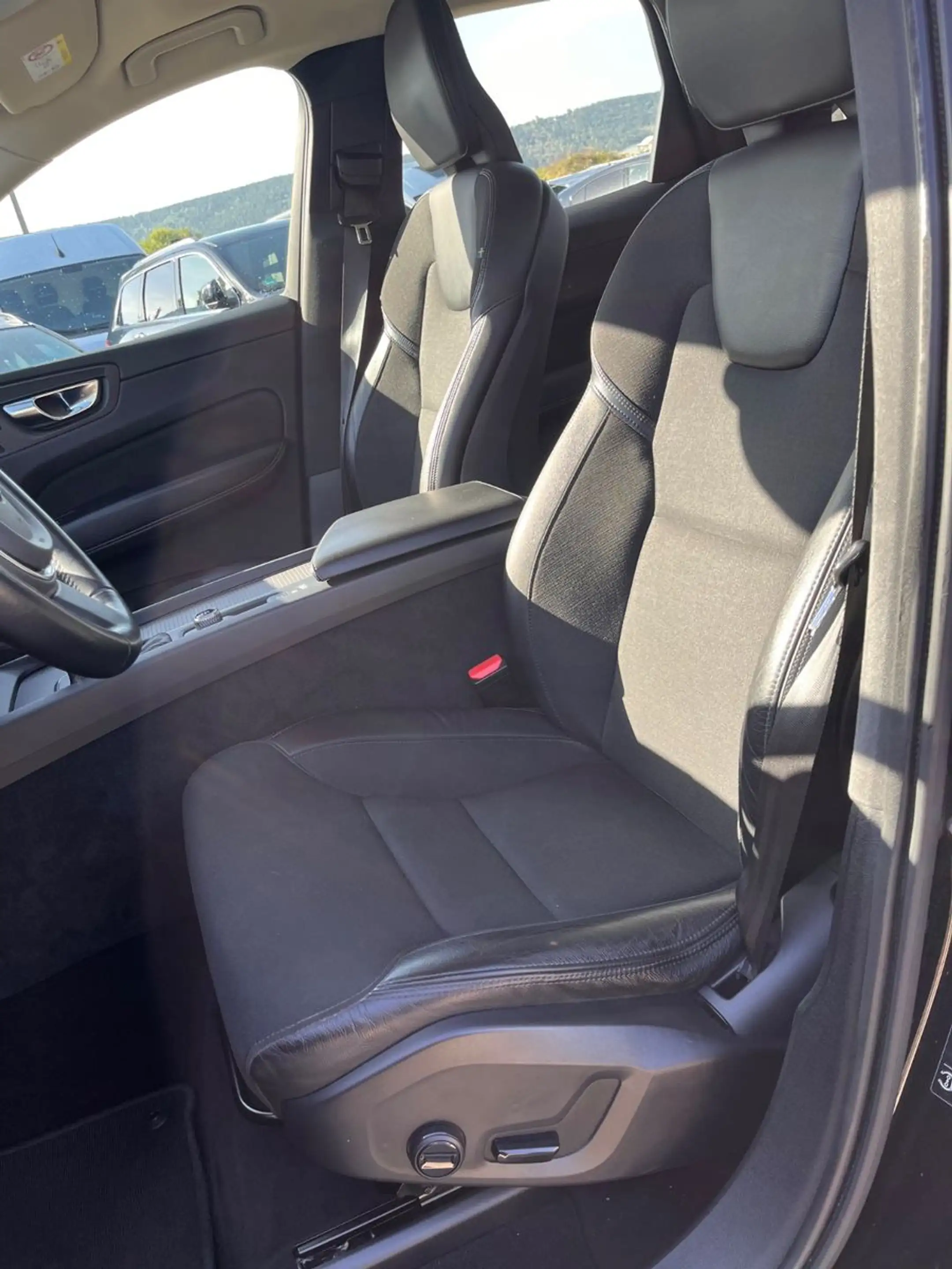 Volvo XC60 Momentum T5 Navi AHK Navi LED — photo 9