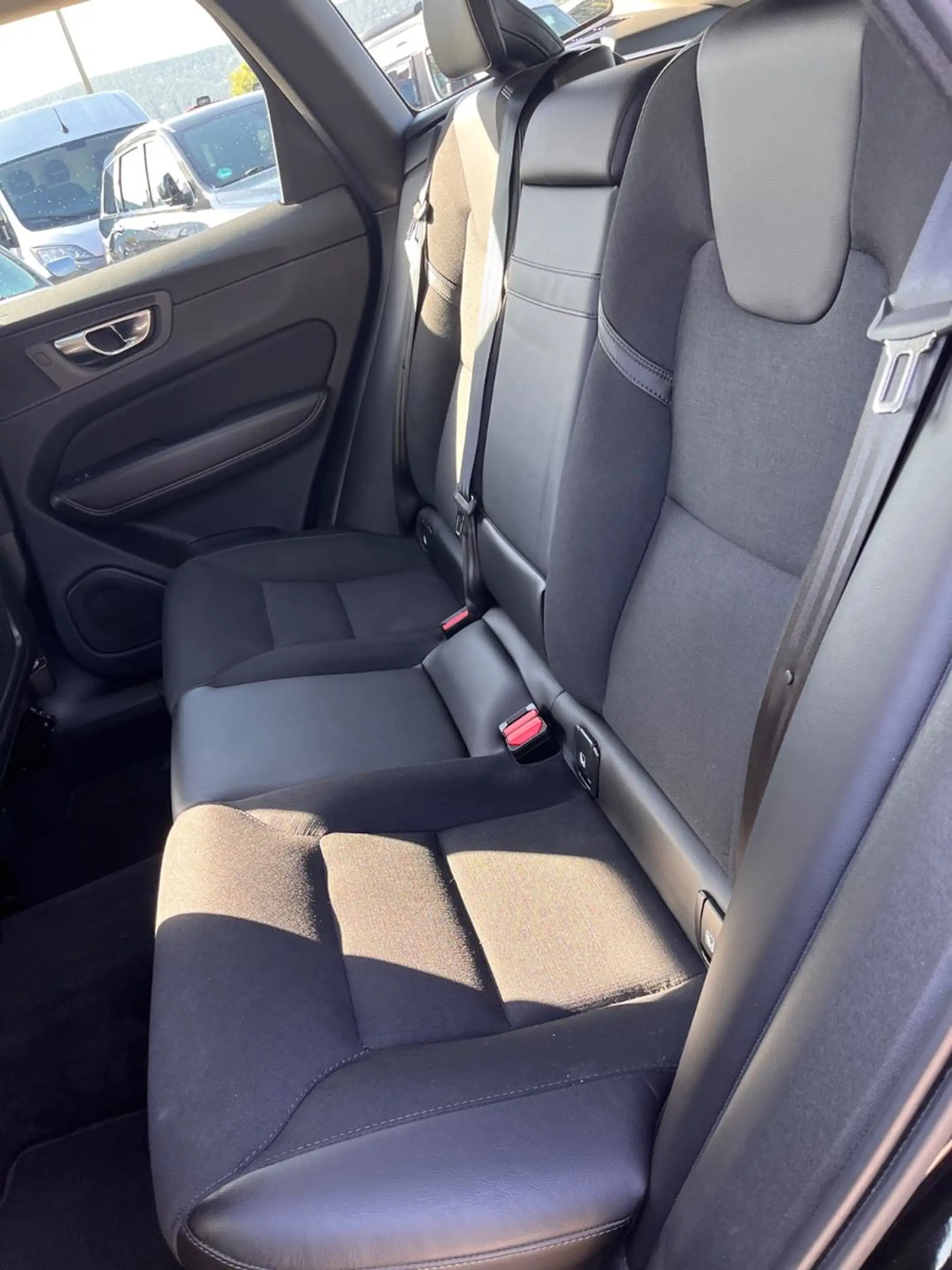 Volvo XC60 Momentum T5 Navi AHK Navi LED — photo 13