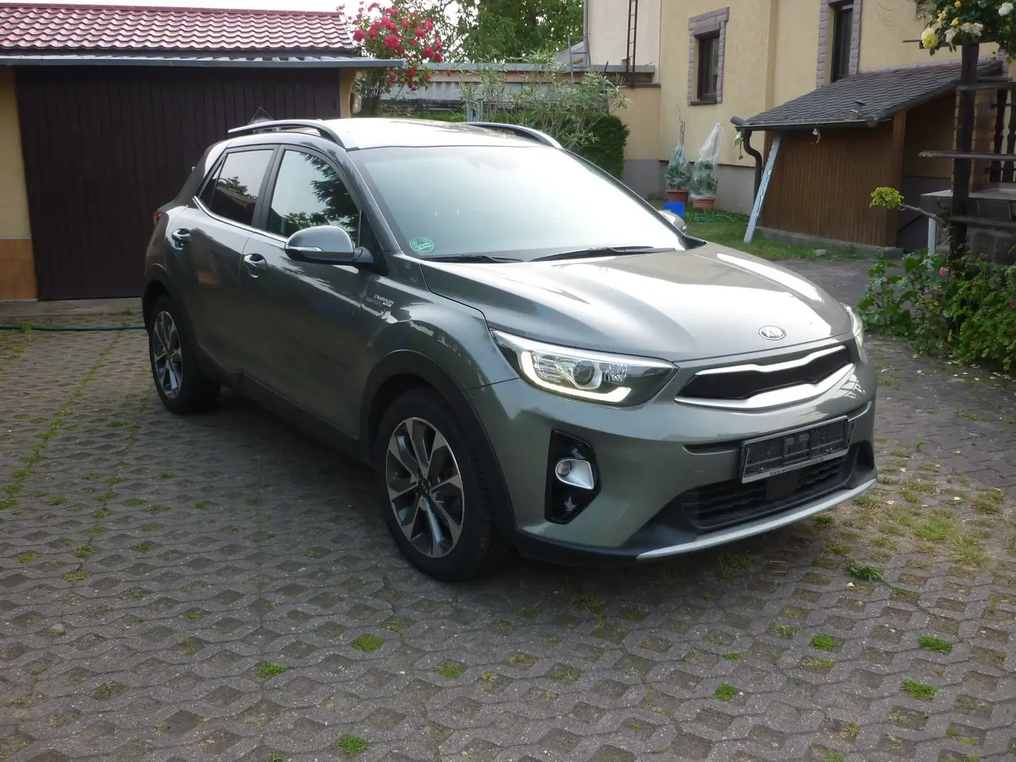 Kia Stonic Platinum Edition Panoramadach 120PS StartStop Grün - 1