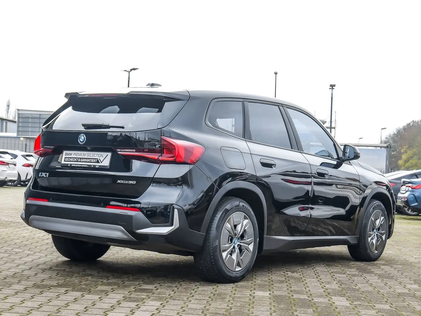 BMW iX1 xDrive30 Widescreen Navi RFK Shz DAB Schwarz - 2