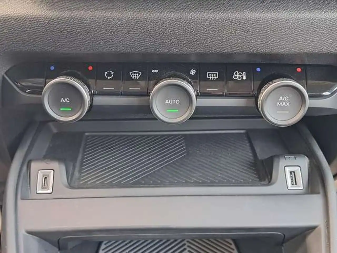 Citroen C4 e-C4 X — photo 24