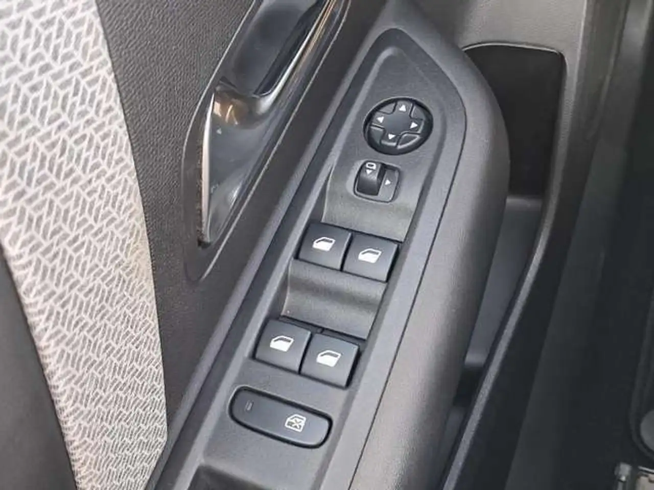 Citroen C4 e-C4 X — photo 13
