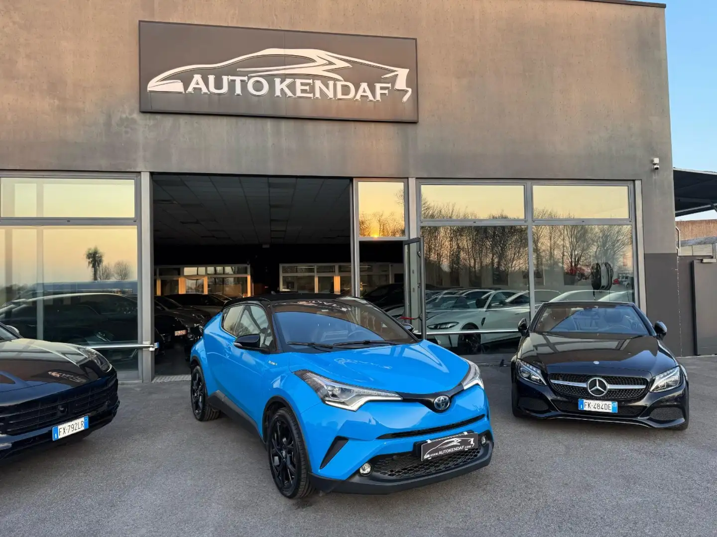 Toyota C-HR 1.8 Hybrid E-CVT Style+ Blauw - 1